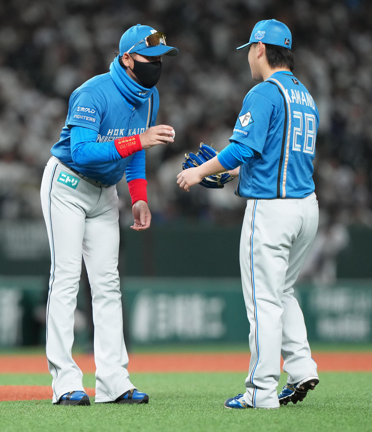 西武対日本ハム　8回、日本ハム新庄監督は投手交代を告げマウンドを河野にたくす（撮影・足立雅史）