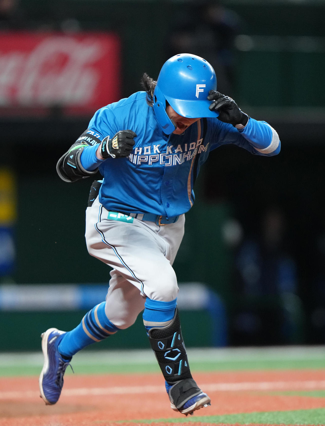 西武対日本ハム　10回表日本ハム2死二、三塁、上川畑は勝ち越しの適時打を放ちガッツポーズ（撮影・足立雅史）