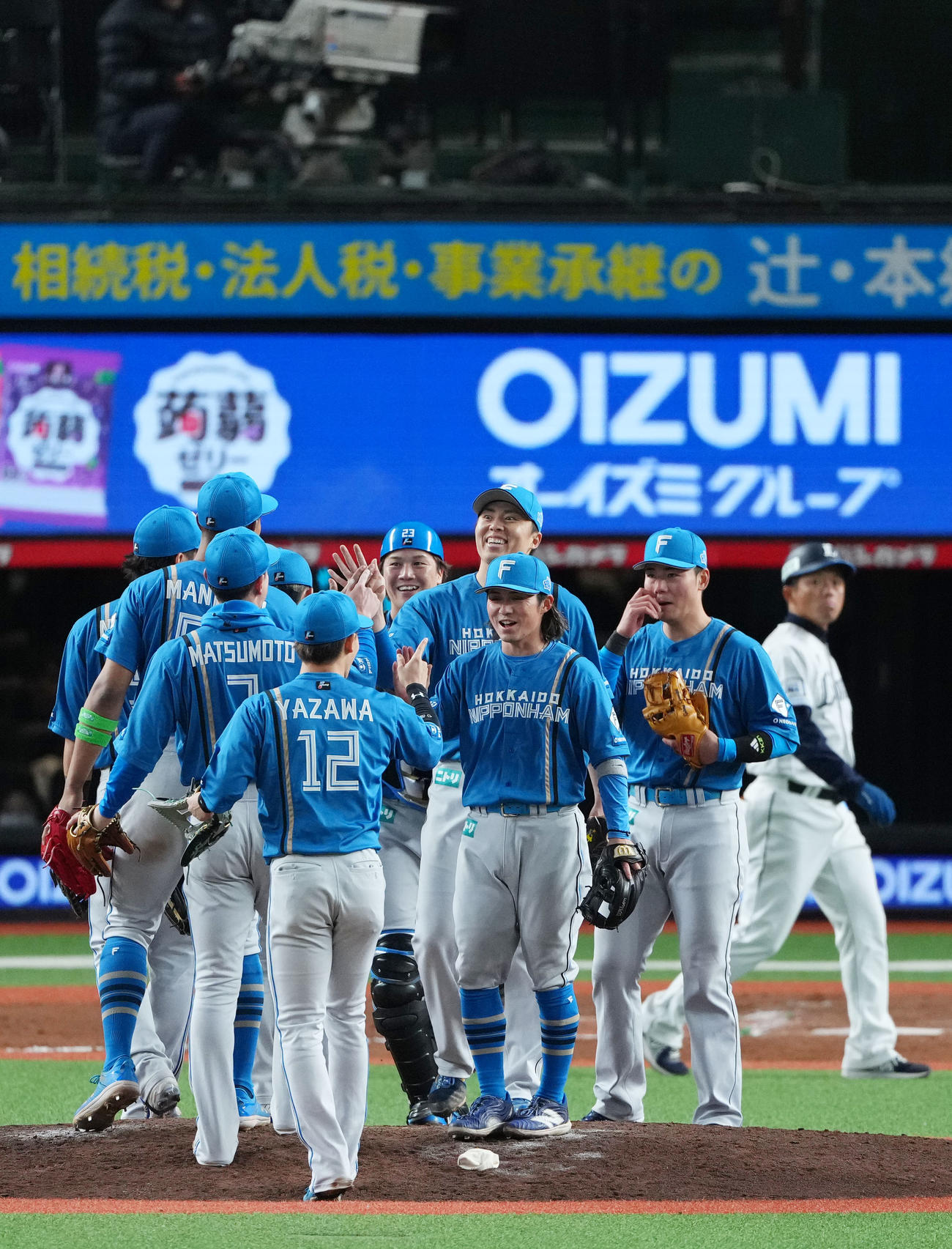 西武対日本ハム　西武に勝利しタッチを交わす日本ハムナイン（撮影・横山健太）