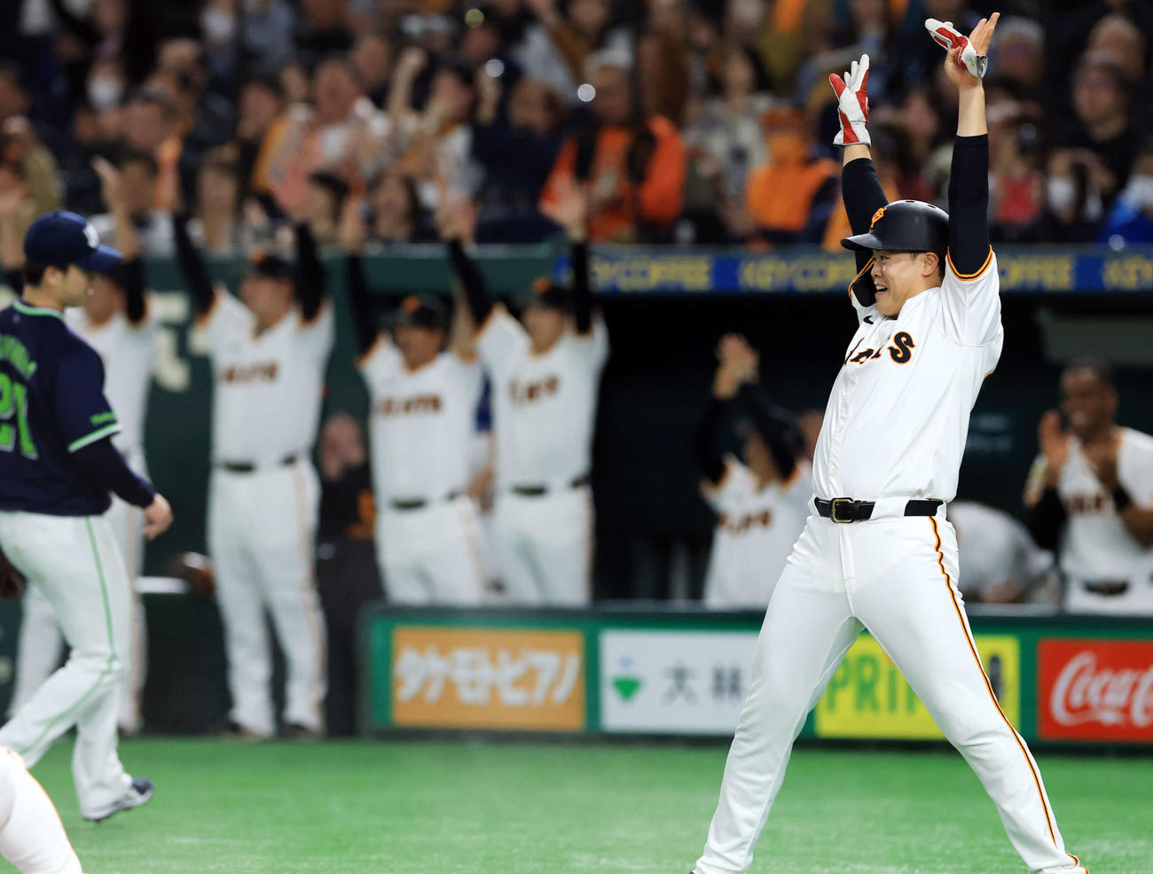 巨人対ヤクルト　2回裏巨人無死一、二塁、門脇は2点適時二塁打で甲斐も生還しバンザイする中山〔右）ら（撮影・浅見桂子）