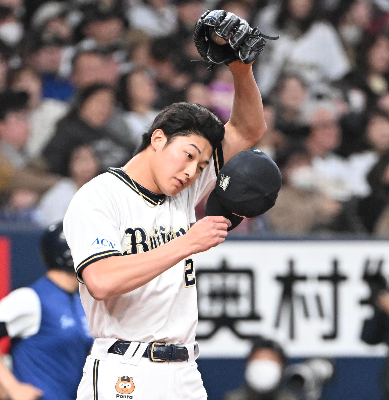 オリックス対楽天　10回表楽天1死一、二塁、阿部寿樹に勝ち越し適時打を浴びた山崎（撮影・和賀正仁）