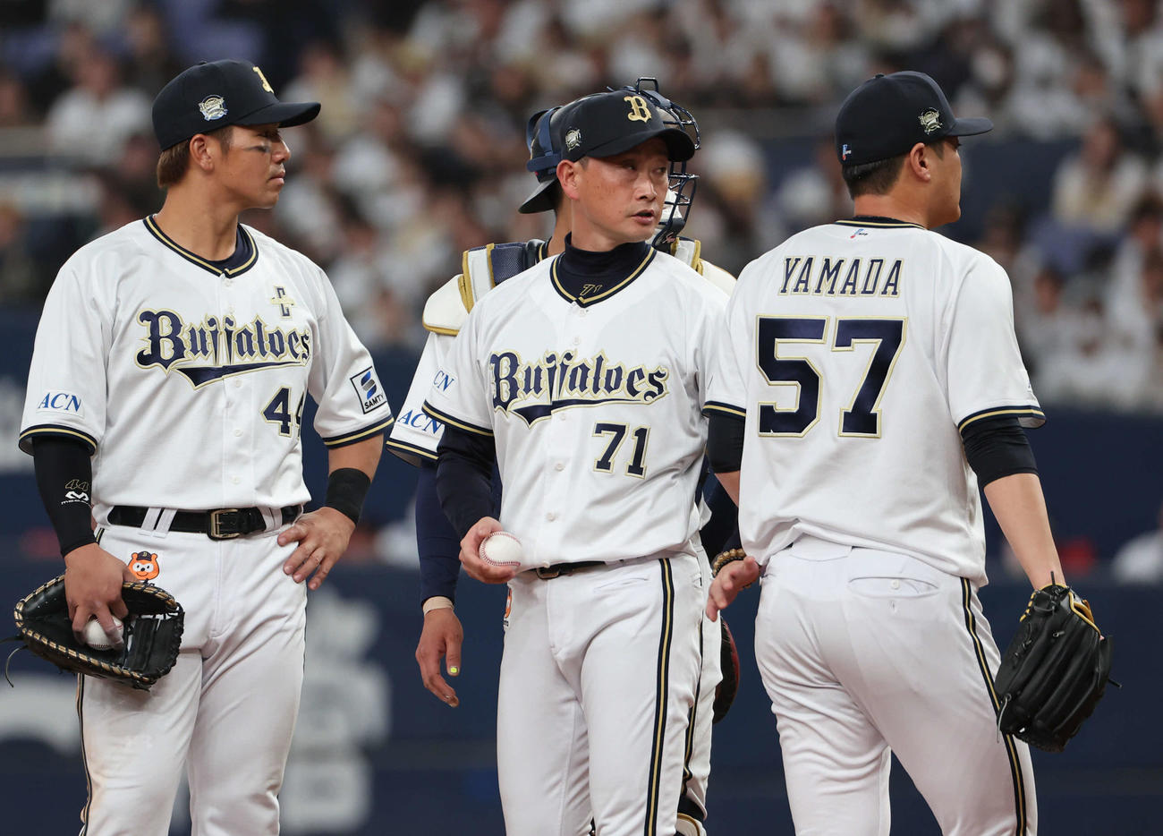 10回表楽天1死一、二塁、オリックス岸田監督は、四球でピンチを広げた山田（右）を交代させるためマウンドに行く（撮影・西尾就之）