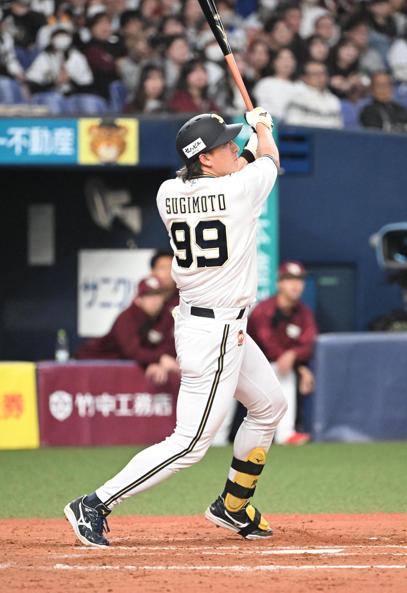 オリックス対楽天　8回裏オリックス無死二、三塁、右犠飛を放つ杉本（撮影・和賀正仁）