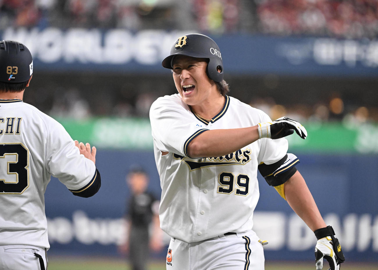 オリックス対楽天　8回裏オリックス無死二、三塁、右犠飛を放った杉本は歓喜の表情（撮影・和賀正仁）