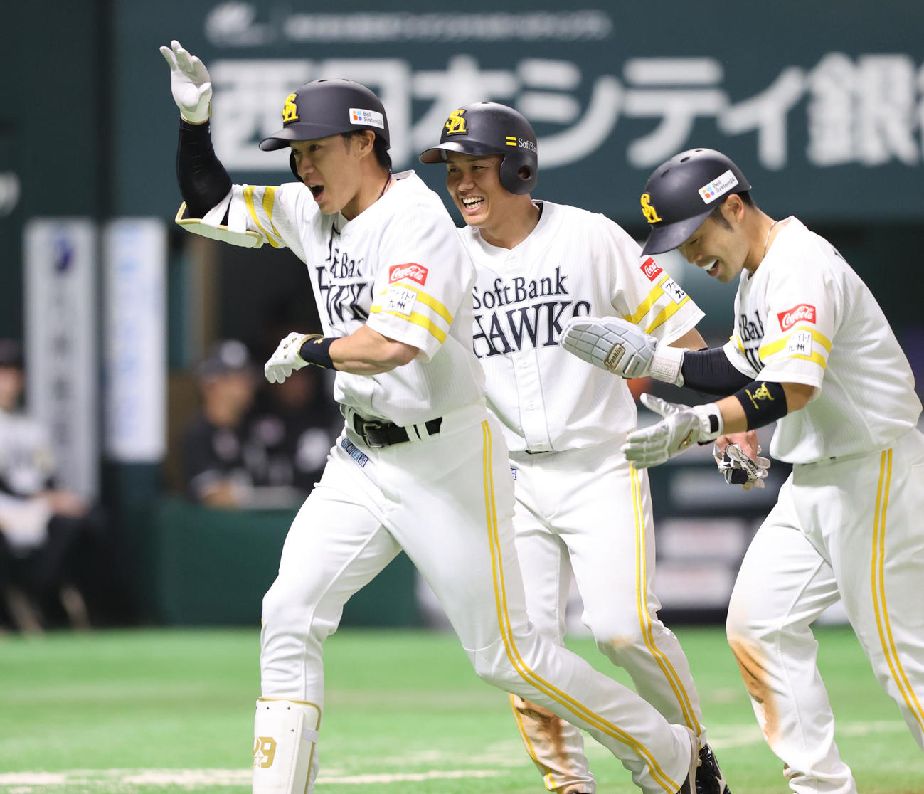 ソフトバンク対ロッテ　5回裏ソフトバンク2死一、二塁、柳田は右中間に逆転となる3点本塁打を放ち近藤とハイタッチ、中央は海野（撮影・梅根麻紀）