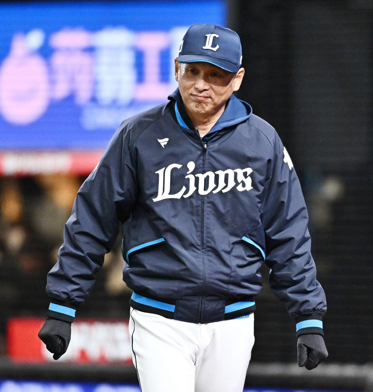 西武対日本ハム　交代を伝える西武西口監督（撮影・滝沢徹郎）