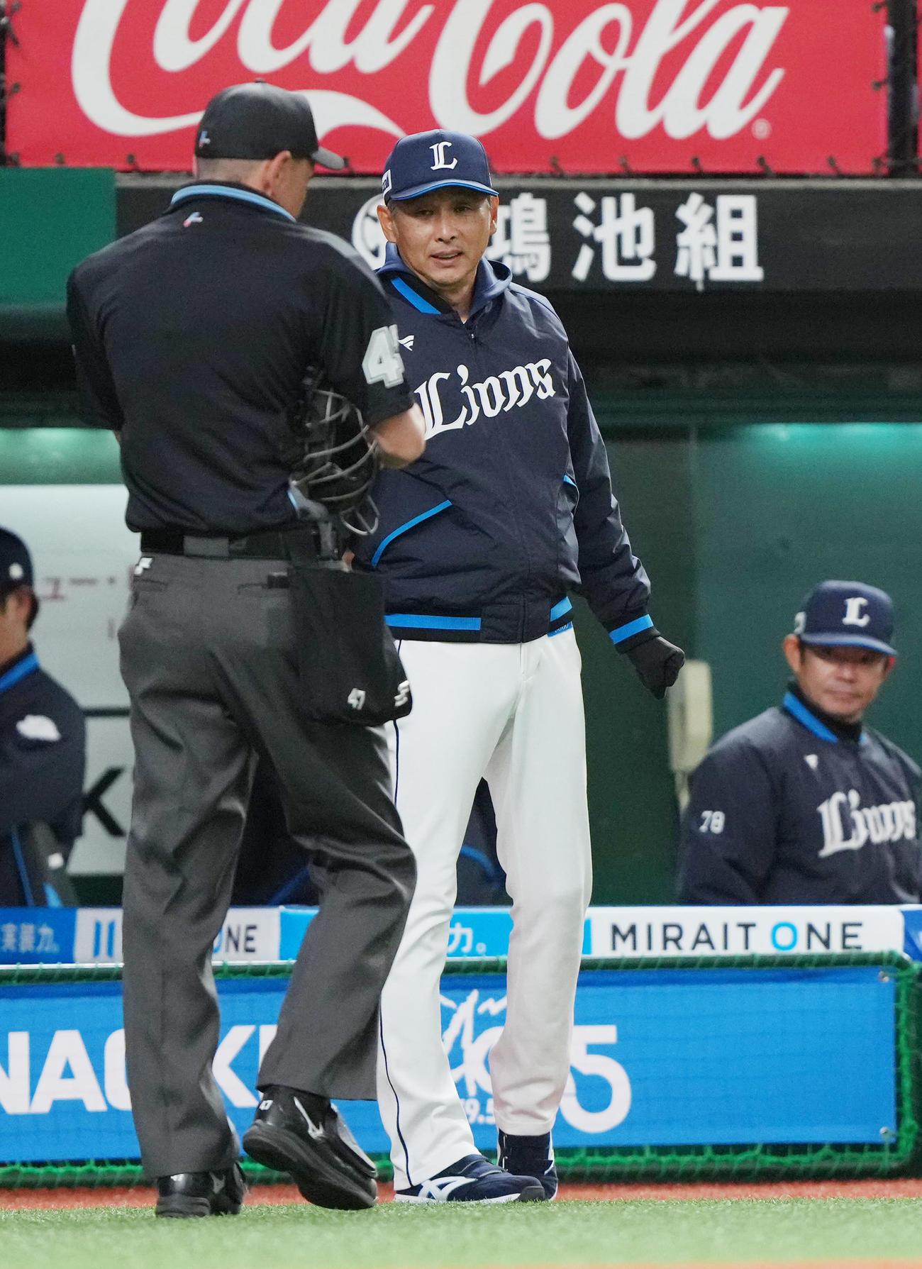 西武対日本ハム　投手交代を告げる西武西口監督（撮影・足立雅史）