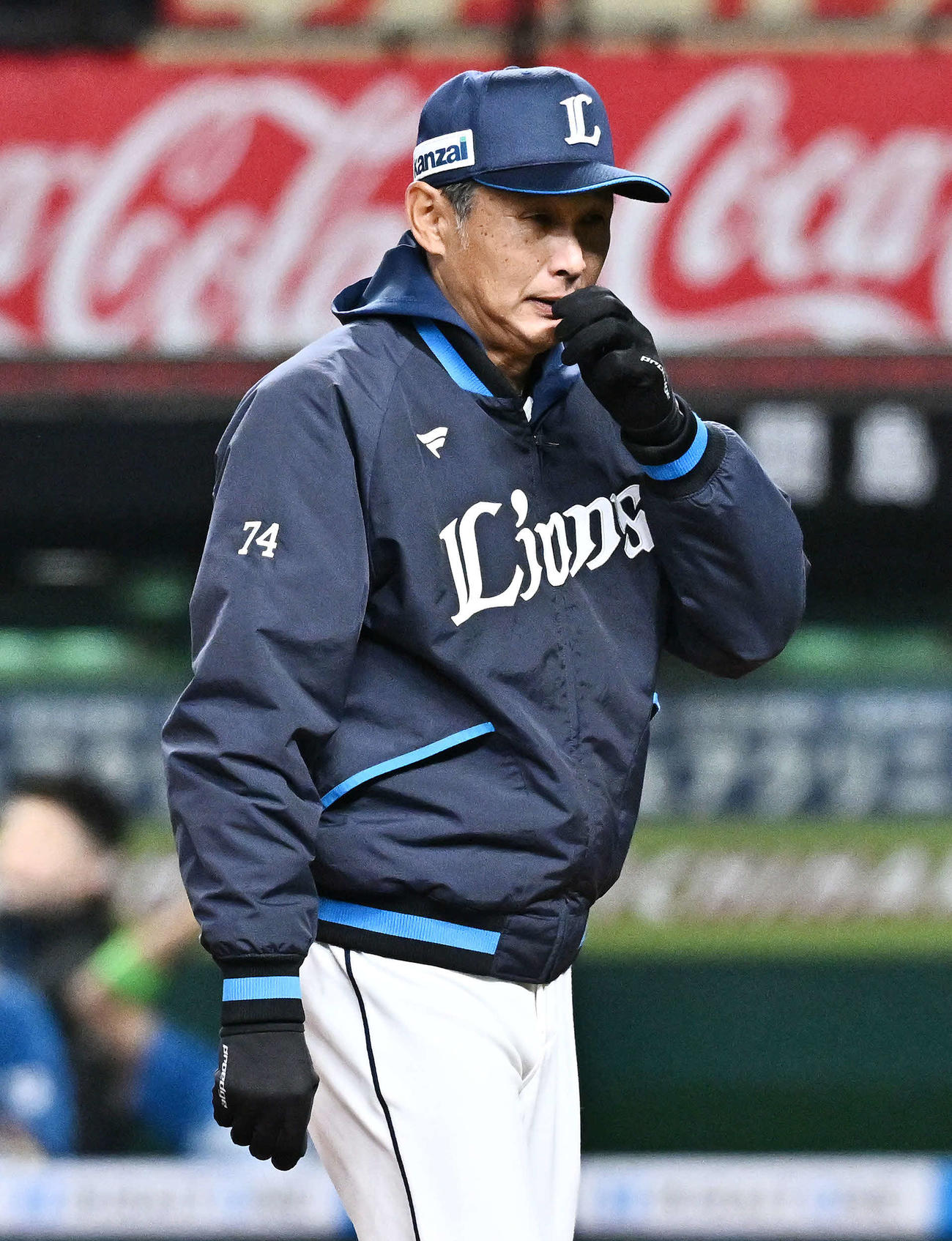 西武対日本ハム　連敗し引き揚げる西武西口監督（撮影・滝沢徹郎）