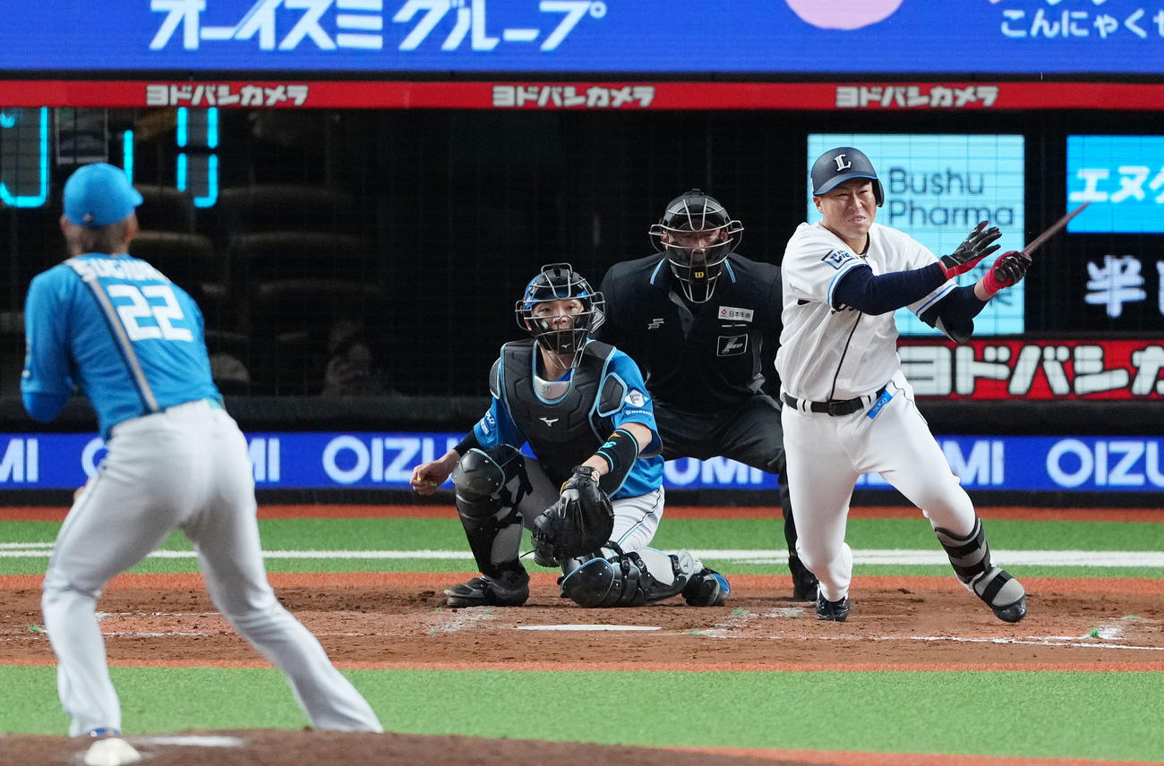西武対日本ハム　8回裏西武1死一、三塁、バットを折りながらも左前適時打を放つ渡部聖。投手杉浦（撮影・横山健太）
