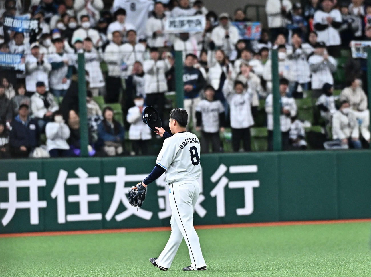 西武対日本ハム　8回裏に適時打を放った西武渡部聖はファンの祝福に応じる（撮影・滝沢徹郎）