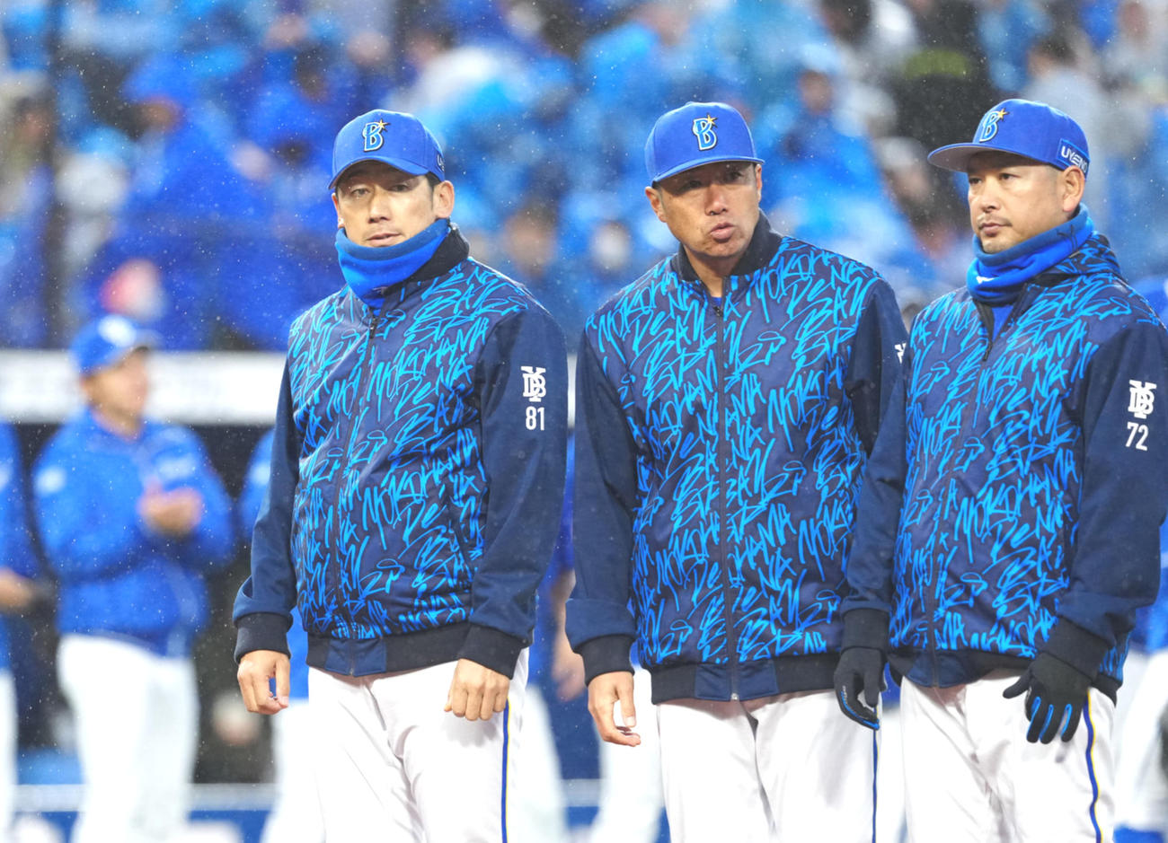 DeNA対中日　試合後、あいさつするDeNA三浦監督（左）ら（撮影・江口和貴）