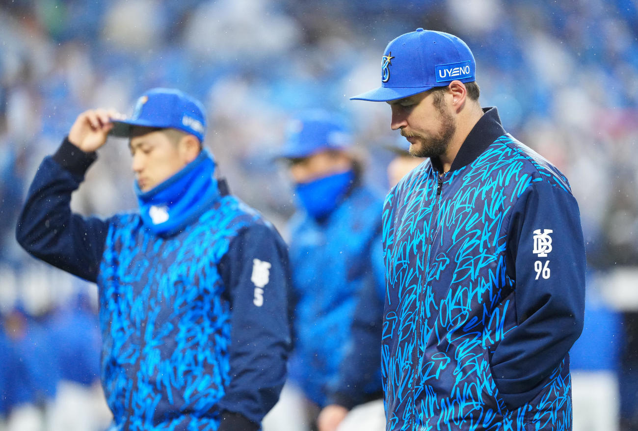 DeNA対中日　試合後、あいさつし引き揚げるDeNAバウアー（撮影・江口和貴）