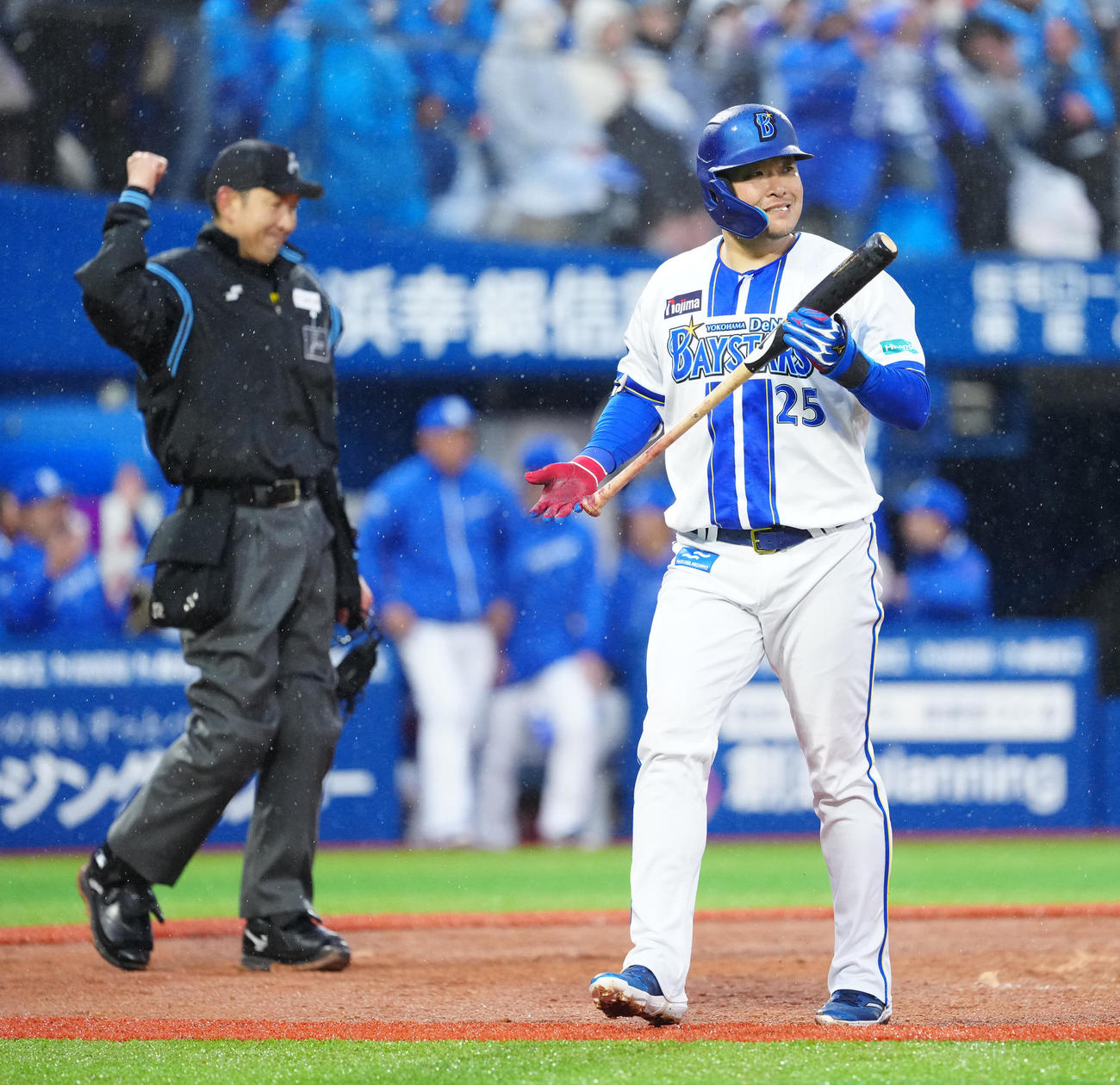DeNA対中日　9回裏DeNA2死、空振り三振に倒れた筒香（撮影・江口和貴）