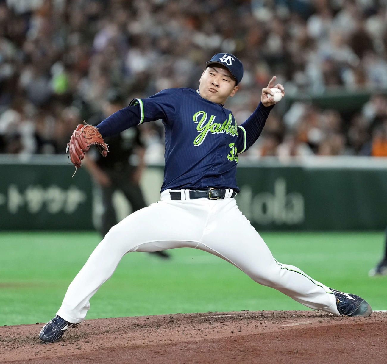 巨人対ヤクルト　6回からマウンドに上がったヤクルト荘司（撮影・たえ見朱実）