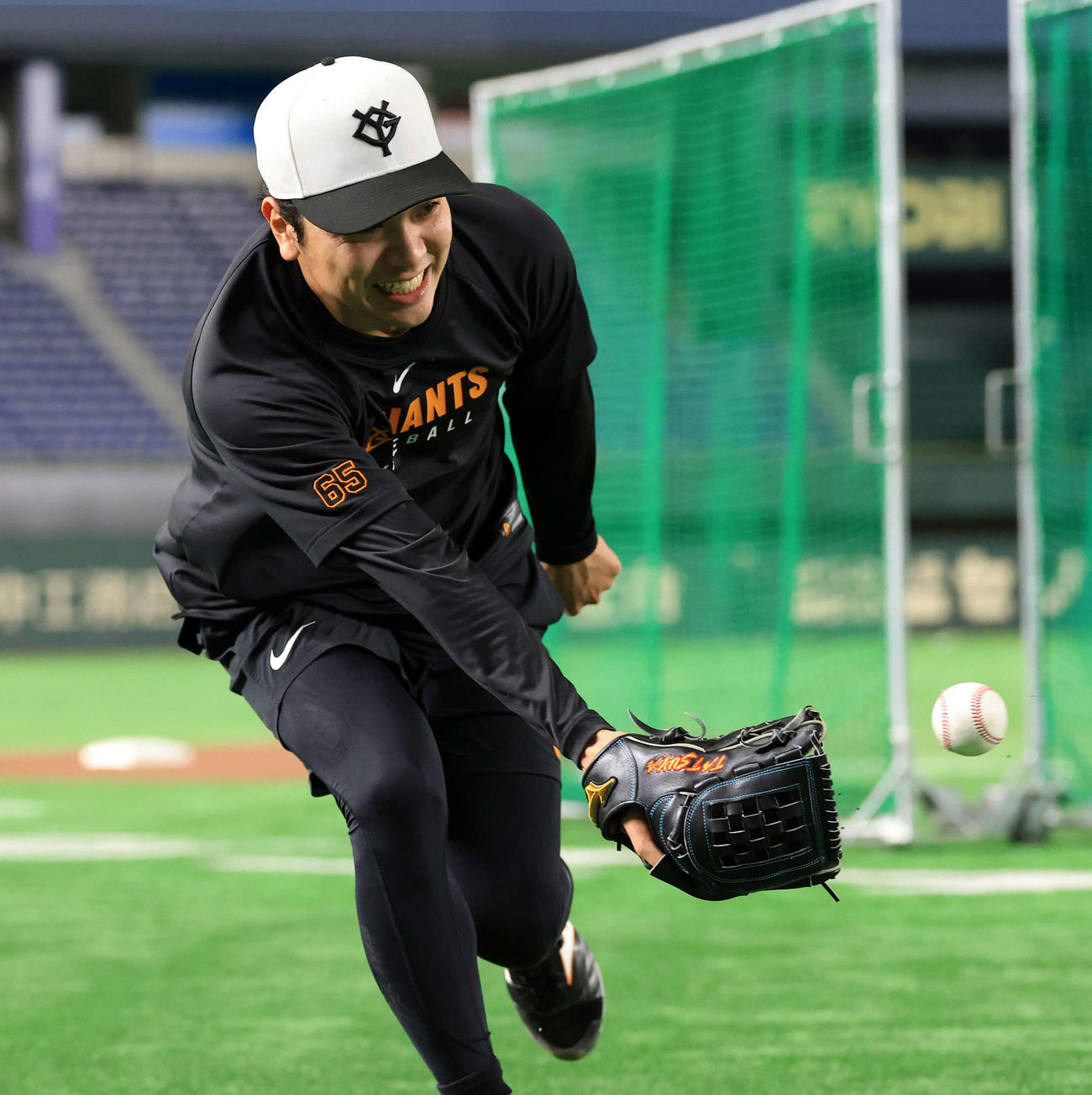 巨人対ヤクルト　試合前練習で笑顔でノックを受ける巨人石川（撮影・浅見桂子）