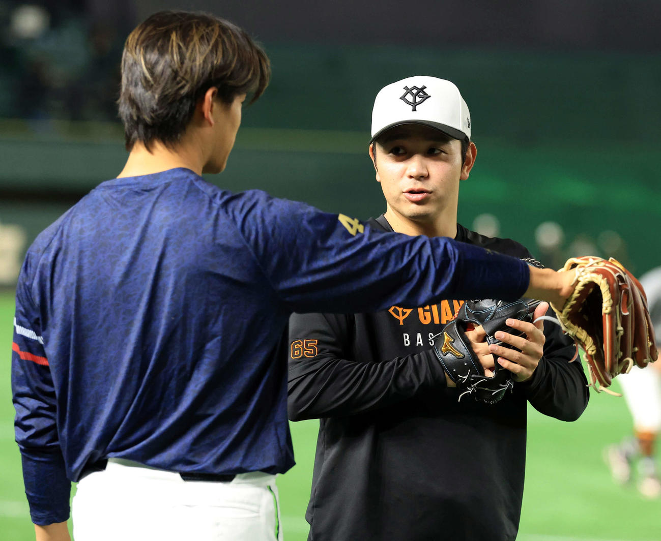 巨人対ヤクルト　試合前練習で談笑するヤクルト高橋（左）と巨人石川（撮影・浅見桂子）