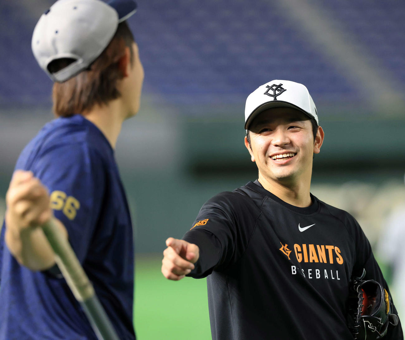 巨人対ヤクルト　試合前練習で談笑するヤクルト阪口（左）と巨人石川（撮影・浅見桂子）