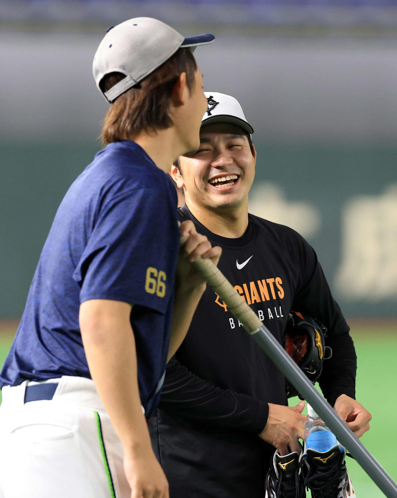 巨人対ヤクルト　試合前練習で談笑するヤクルト阪口（左）と巨人石川（撮影・浅見桂子）