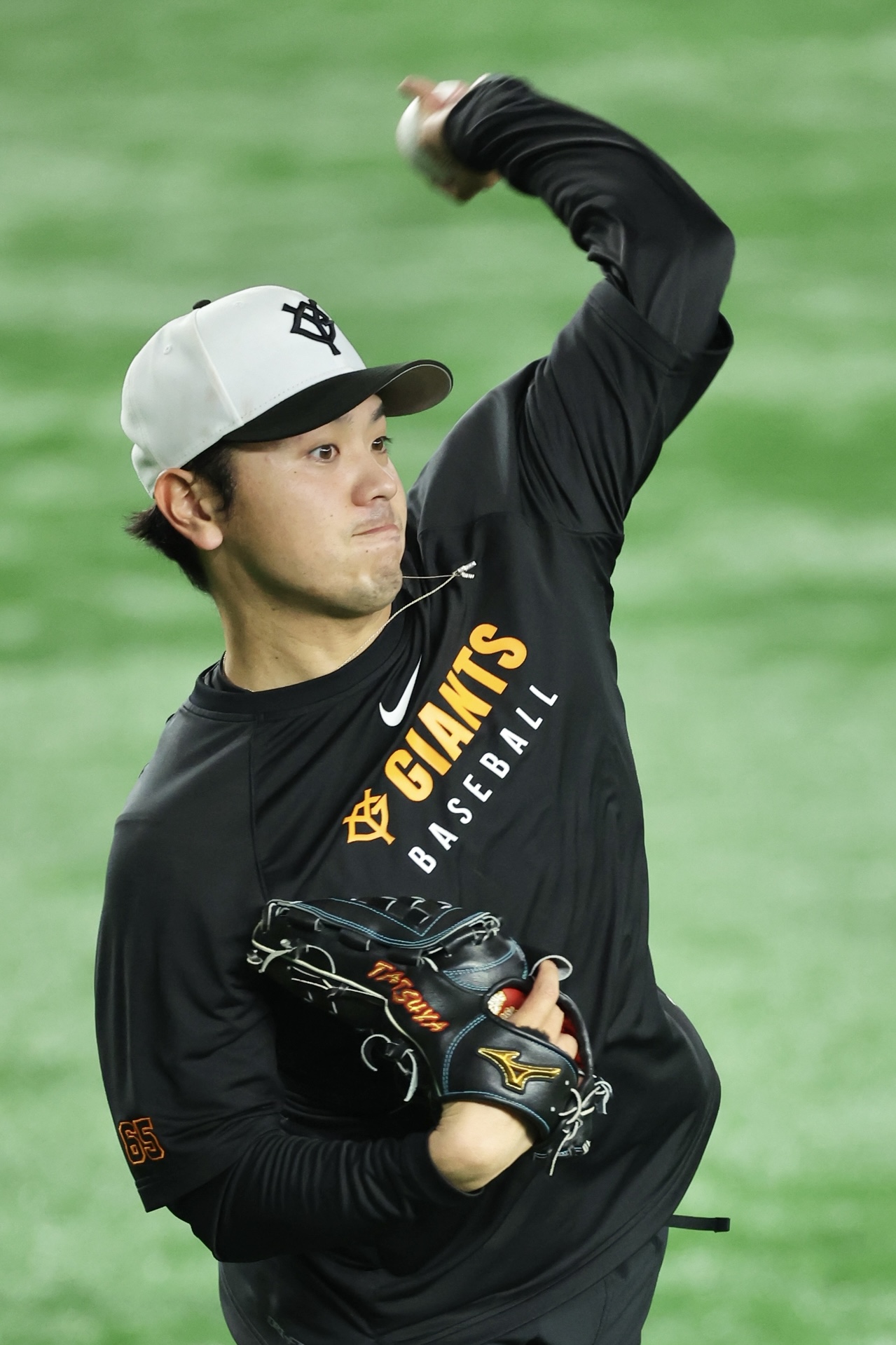 試合前、キャッチボールする巨人石川（撮影・河田真司）
