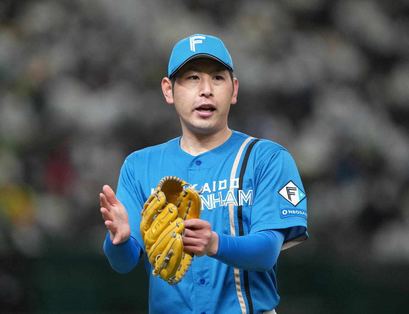 西武対日本ハム　無失点の好投にグラブをたたく日本ハム加藤貴（撮影・足立雅史）