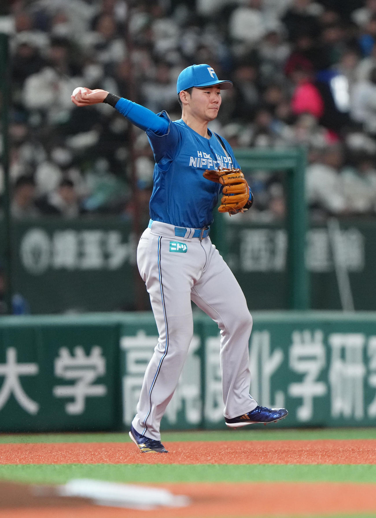 西武対日本ハム　6回裏西武1死一塁、中村剛也の打球を一塁へ悪送球する三塁手清宮幸（撮影・足立雅史）
