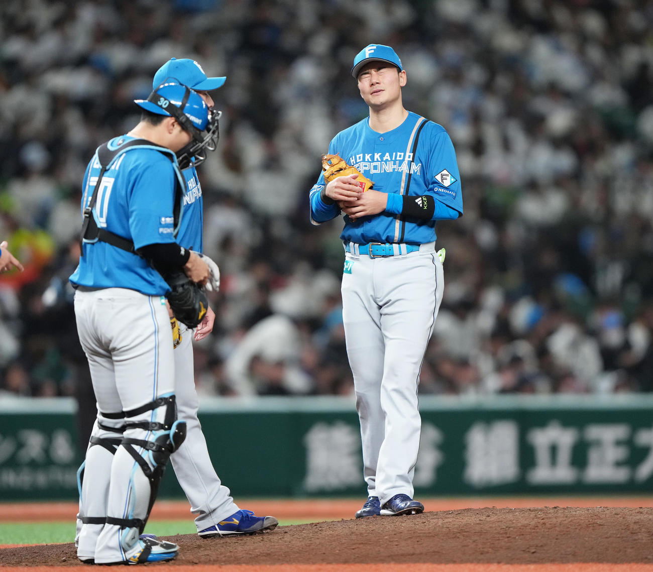 西武対日本ハム　6回裏西武1死一塁、中村剛の打球を一塁へ悪送球した三塁手清宮幸（右）はマウンドで渋い顔を見せる（撮影・足立雅史）