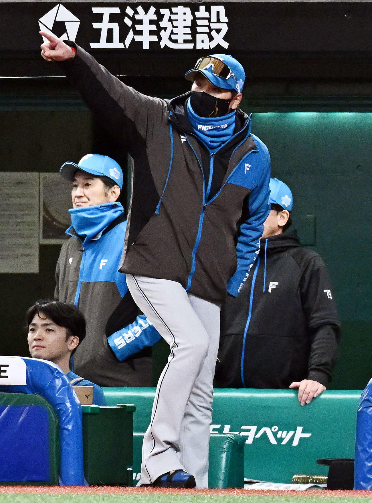 西武対日本ハム　7回表日本ハム無死一塁、五十幡の二塁アウトの判定にリクエストする新庄監督（撮影・滝沢徹郎）