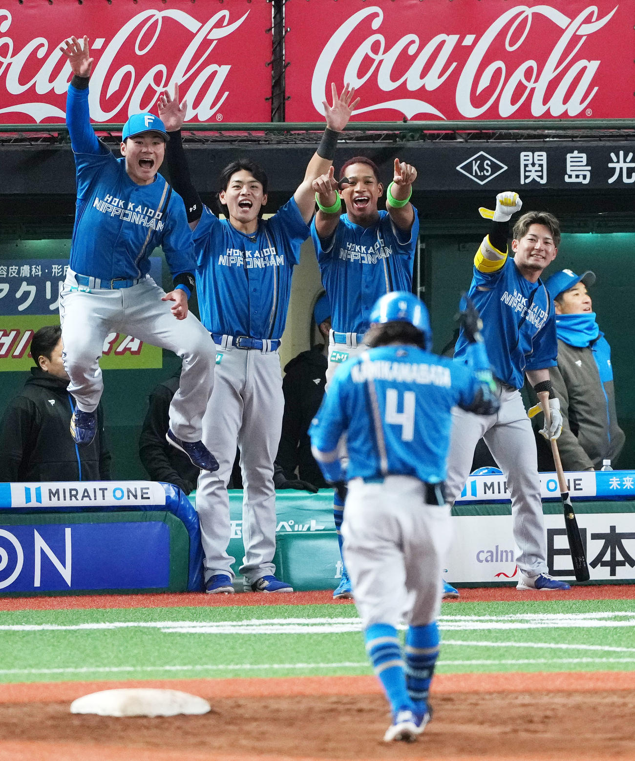 西武対日本ハム　10回表日本ハム2死二、三塁、上川畑が中前適時打を放ち歓喜する、左から清宮幸、野村、万波、水野（撮影・横山健太）