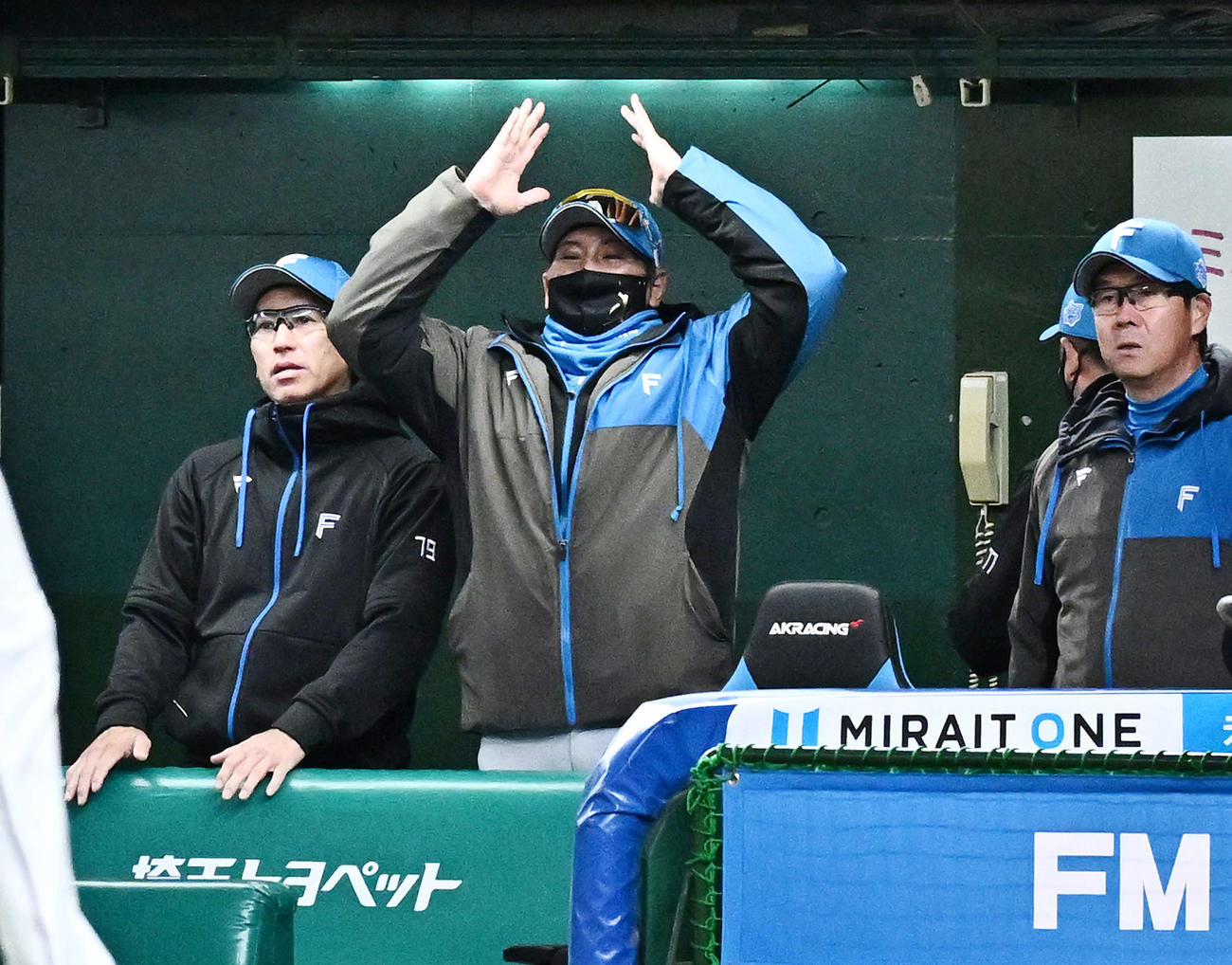 西武対日本ハム　10回表日本ハム2死二、三塁、上川畑の適時打で勝ち越すも二塁走者矢沢が生還できずに終わり悔しがる新庄監督（左から2人目）（撮影・滝沢徹郎）