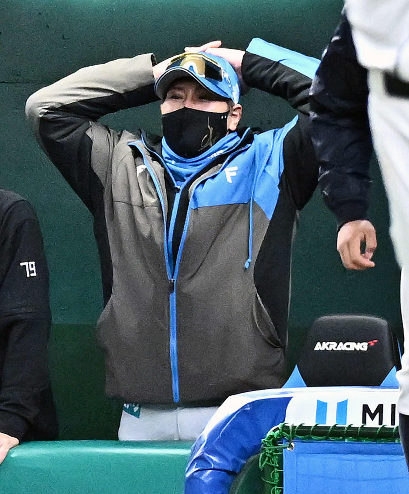 西武対日本ハム　10回表日本ハム2死二、三塁、上川畑の適時打で勝ち越すも二塁走者矢沢が生還できずに終わり悔しがる新庄監督（左から2人目）（撮影・滝沢徹郎）