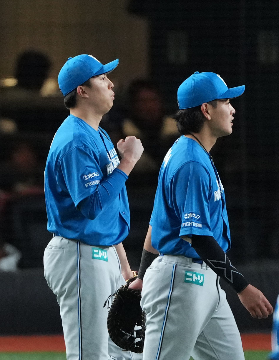 西武対日本ハム　西武に勝利しガッツポーズする日本ハム田中（左）（撮影・横山健太）
