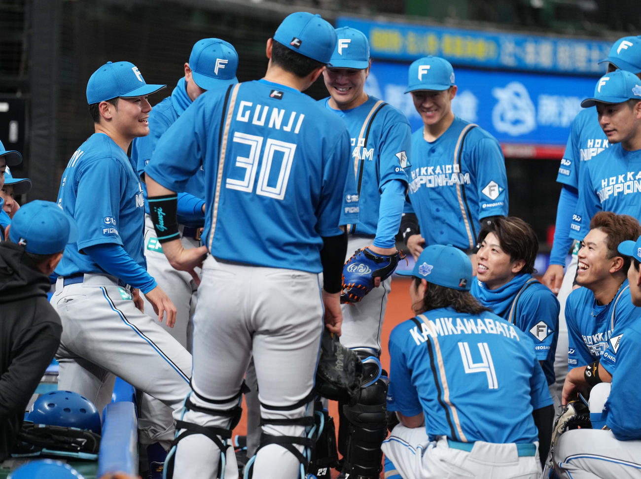 西武対日本ハム　試合前の円陣で声出しする日本ハム清宮幸（左端）（撮影・足立雅史）