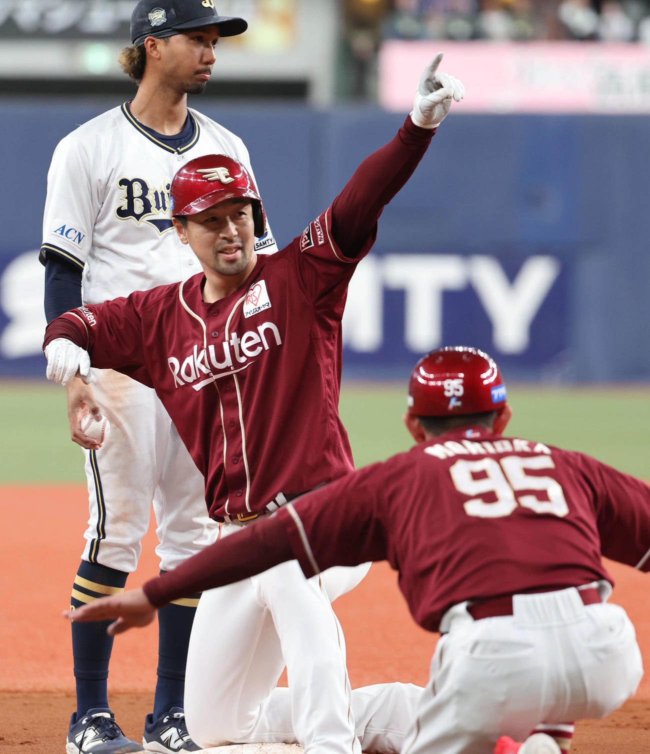 オリックス対楽天　10回表楽天1死一、二塁、阿部は中越えに適時三塁打を放ちベンチに向かってポーズをとる（撮影・西尾就之）