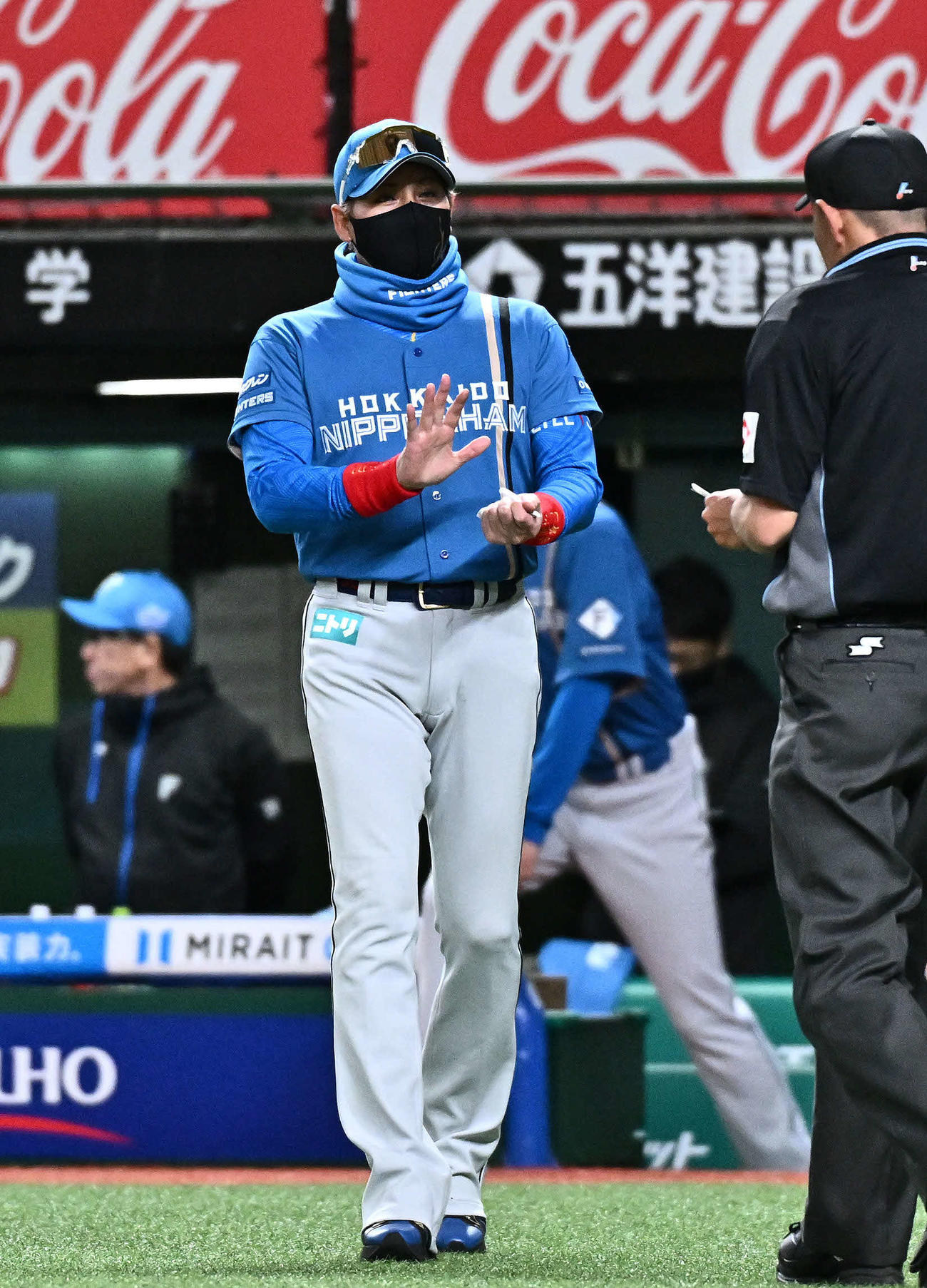 西武対日本ハム　8回裏、カイロを手に交代を告げる日本ハム新庄監督（撮影・滝沢徹郎）