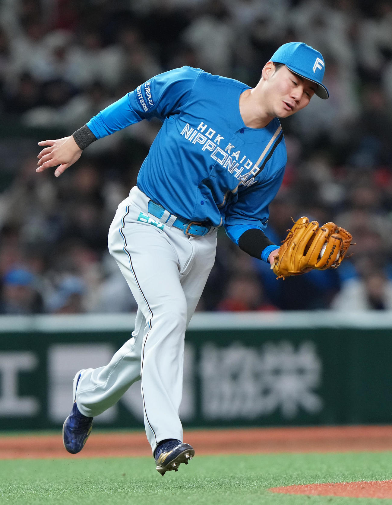 西武対日本ハム　10回裏西武2死、セデーニョの飛球を捕球する清宮幸（撮影・足立雅史）