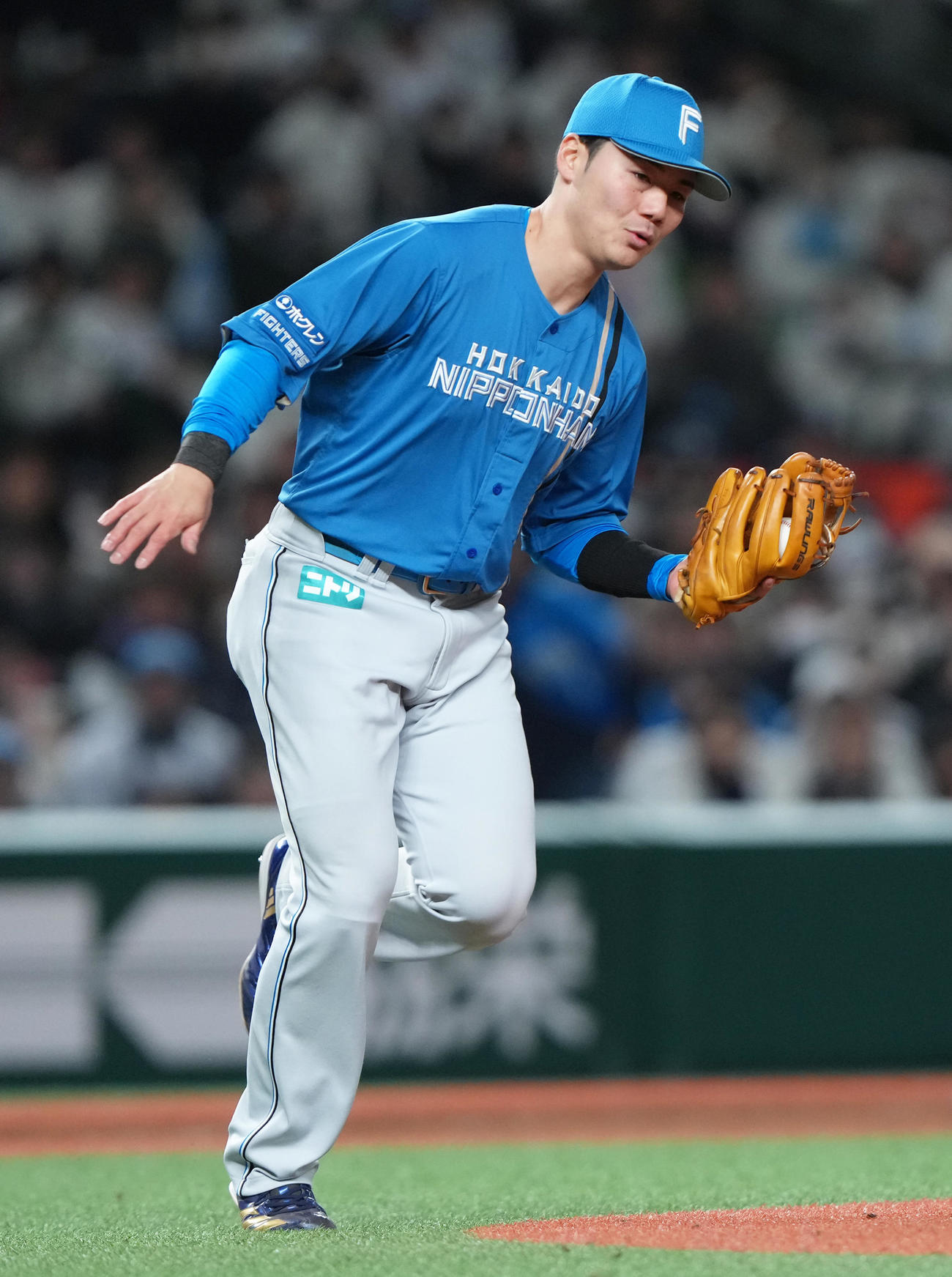 西武対日本ハム　10回裏西武2死、セデーニョの飛球を捕球する清宮幸（撮影・足立雅史）