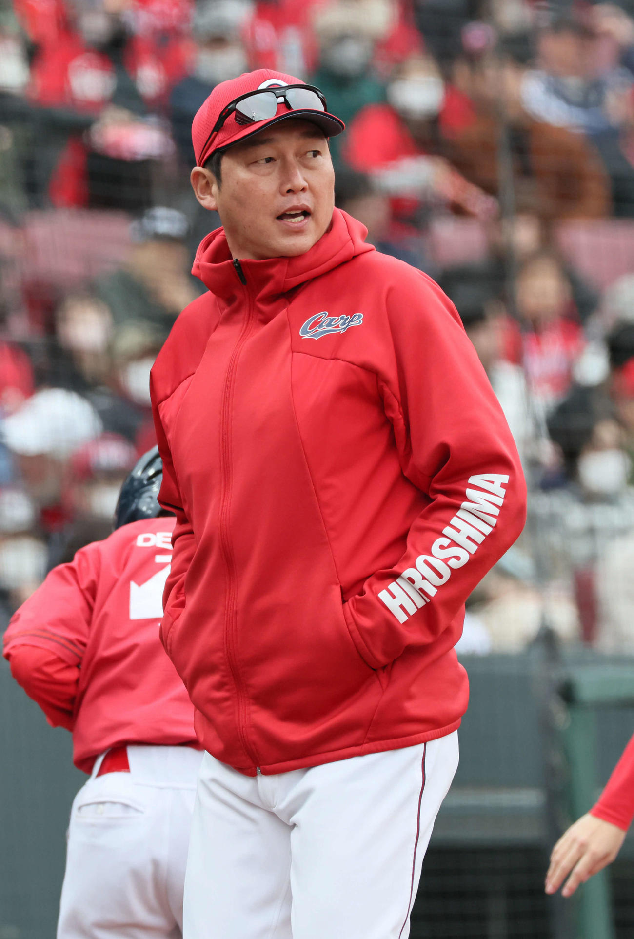 広島対阪神　7回裏終了時、交代を告げる新井監督（撮影・加藤孝規）