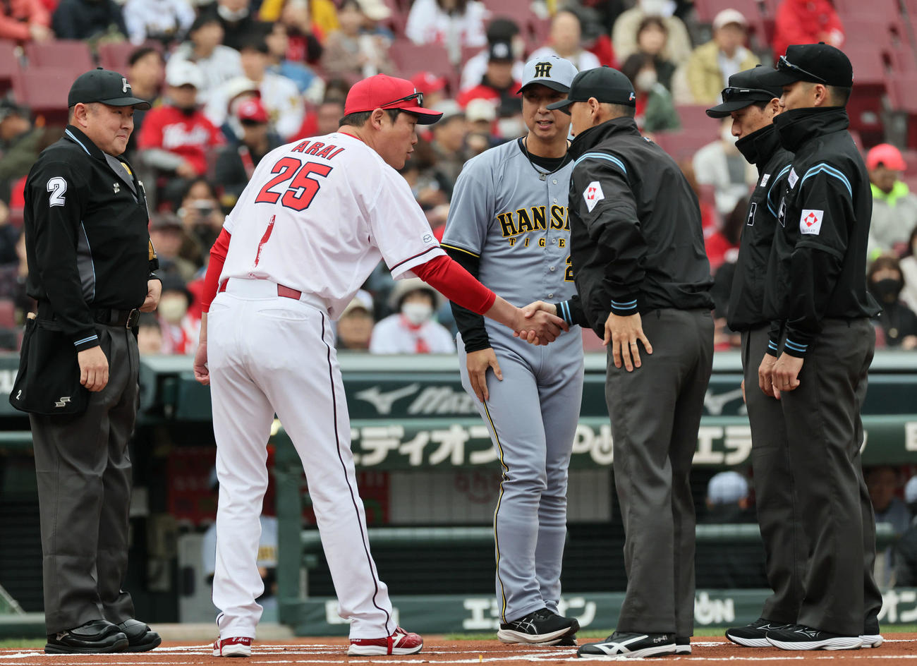 広島対阪神　メンバー表交換する広島新井監督と阪神藤川監督（撮影・加藤孝規）