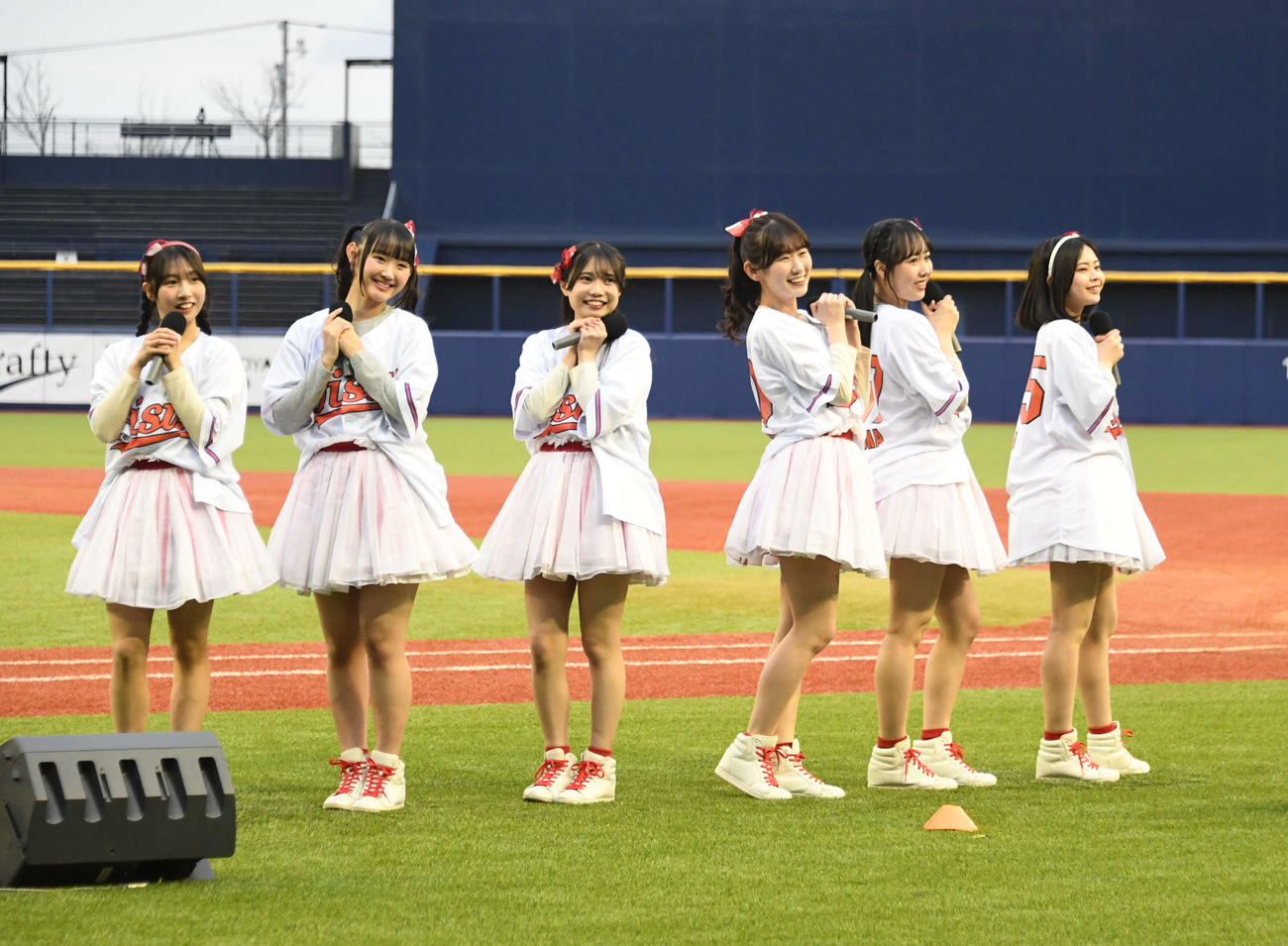 ミニライブで「Maxとき315号」を披露するNGT48のメンバー。左から北澤百音、磯部瑠紅、佐藤広花、佐藤海里、西川晴菜、佐藤柚花