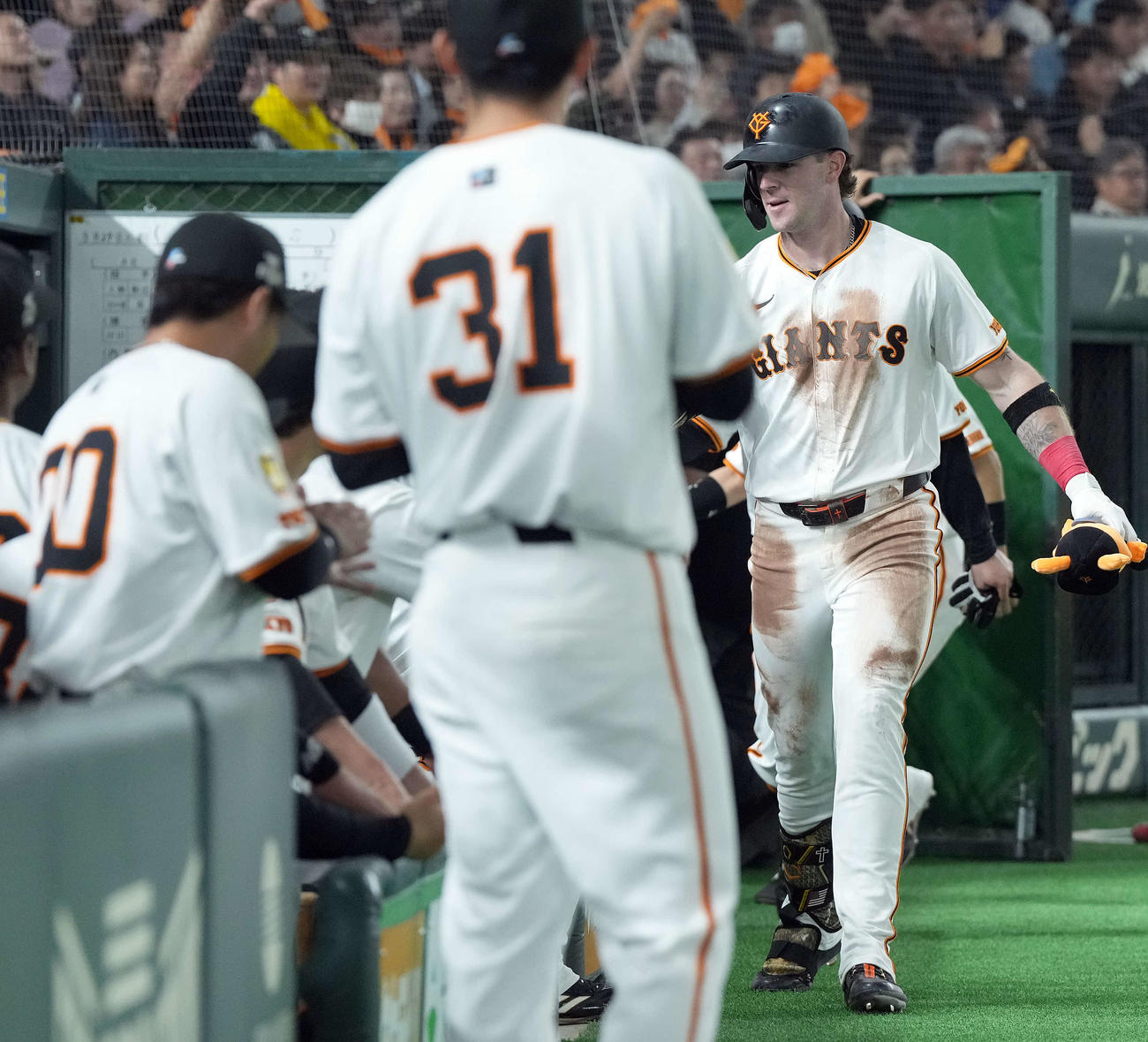 巨人対ヤクルト　3回裏巨人2死二、三塁、3点本塁打を放ちナインの出迎えを受けるキャベッジ（撮影・たえ見朱実）
