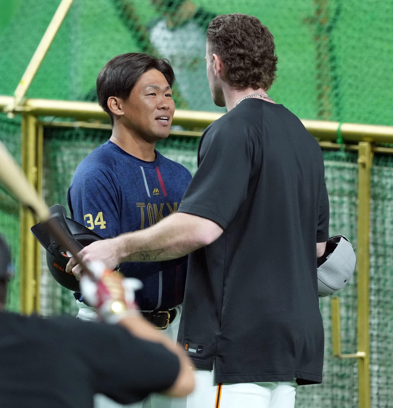 巨人対ヤクルト　昨日死球を当てた巨人キャベッジ（右）に謝罪をするヤクルト田口（撮影・たえ見朱実）
