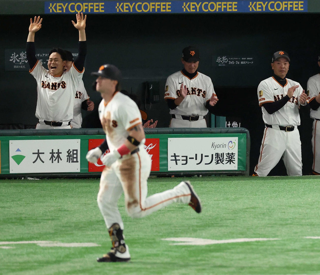 巨人対ヤクルト　3回裏巨人2死一、二塁、右中間3点本塁打を放つキャベッジに拍手する阿部監督（右）（撮影・河田真司）