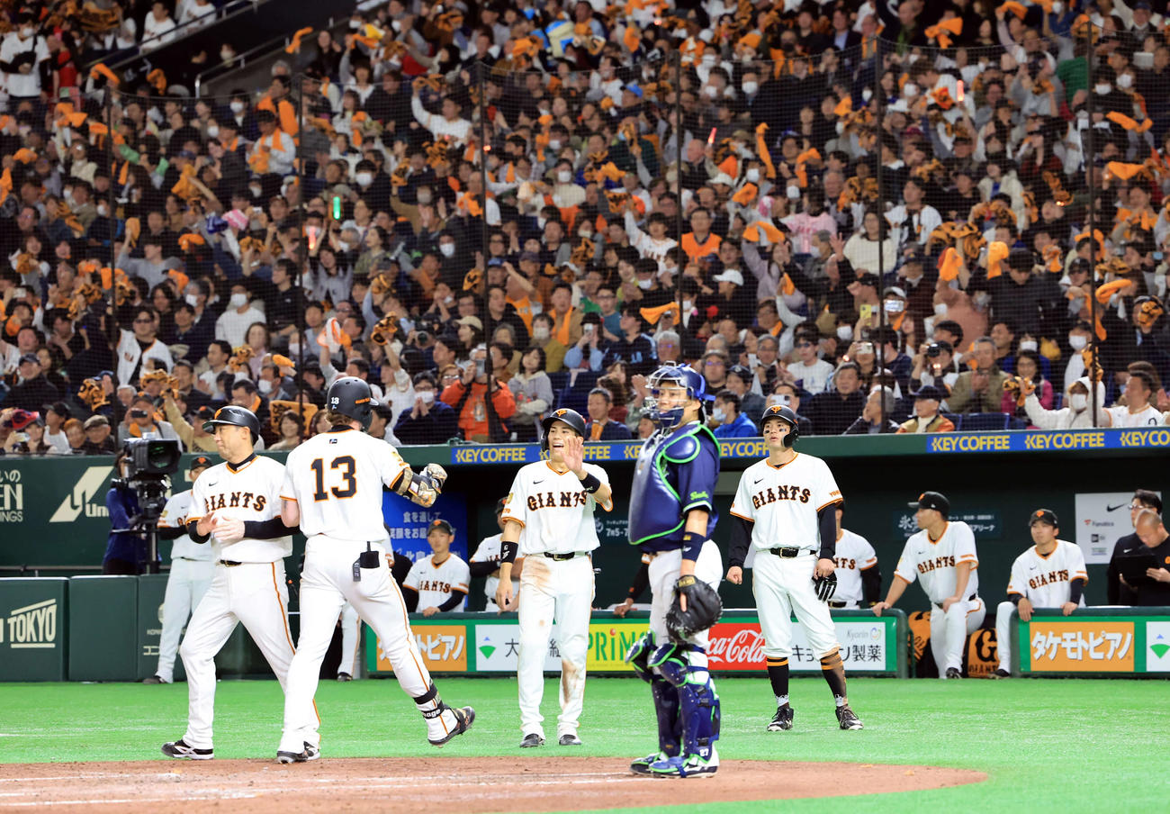 巨人対ヤクルト　3回裏巨人2死二、三塁、3点本塁打を放ったキャベッジ〔手前）を迎える門脇〔中央）ら（撮影・浅見桂子）