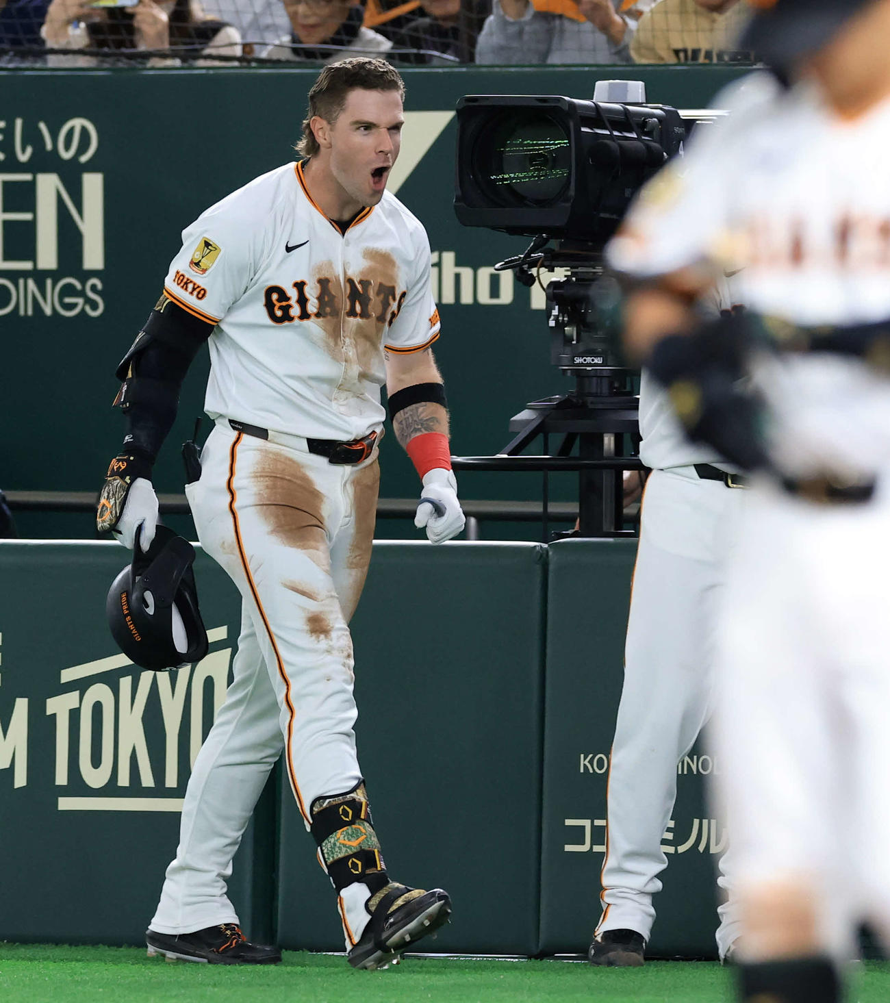 巨人対ヤクルト　3回裏巨人2死二、三塁、3点本塁打を放ったキャベッジは雄たけびを上げる（撮影・浅見桂子）