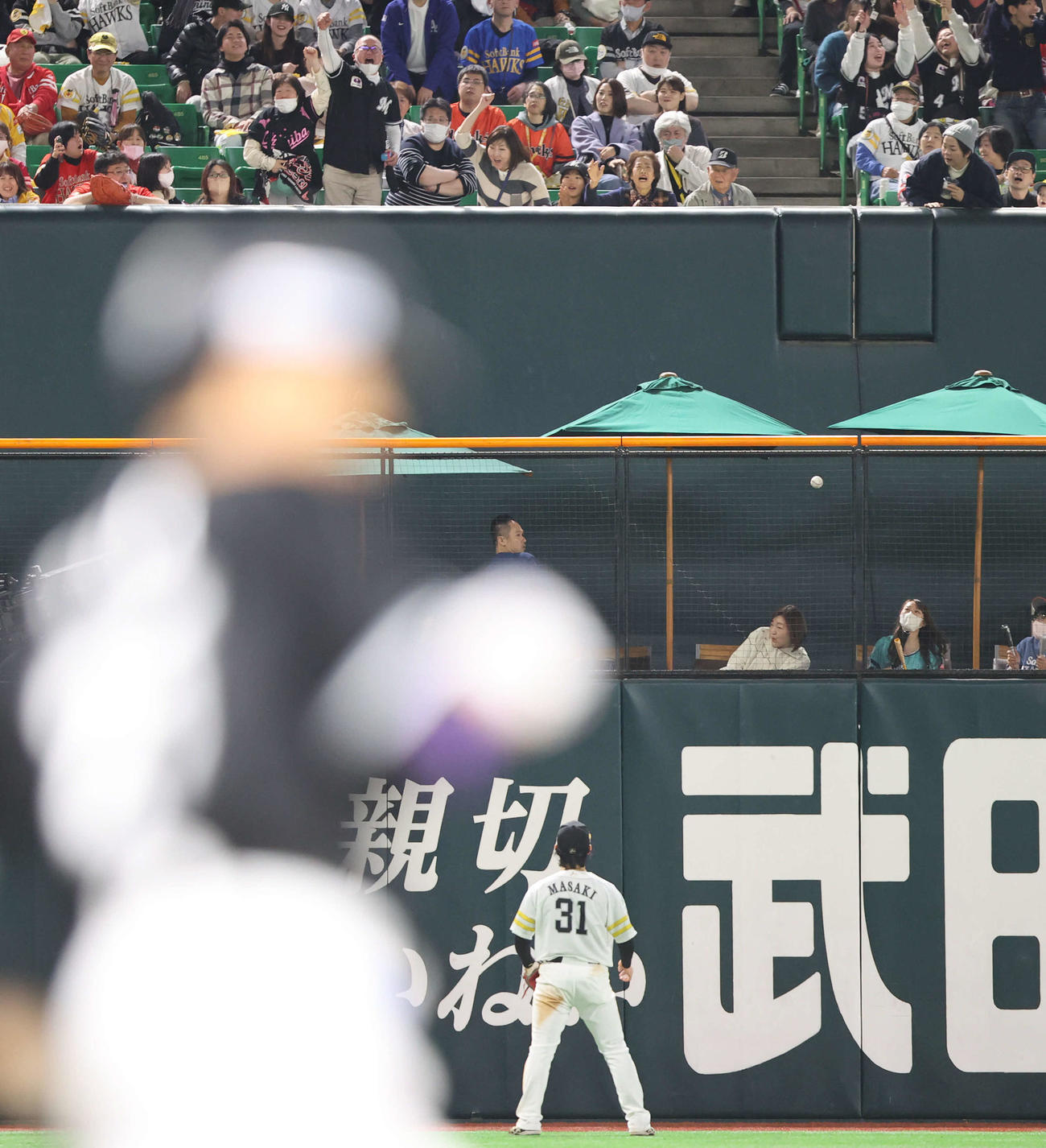 ソフトバンク対ロッテ　5回表ロッテ2死一、三塁、岡が放った3点本塁打の打球を見送る左翼手正木（撮影・梅根麻紀）