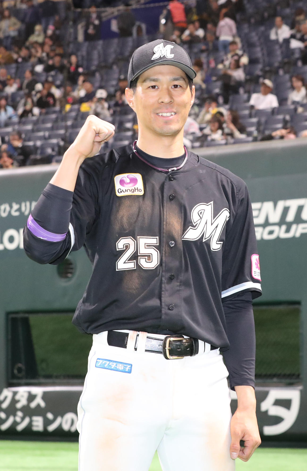 ソフトバンク対ロッテ　ヒーローになった岡は笑顔でガッツポーズ（撮影・梅根麻紀）