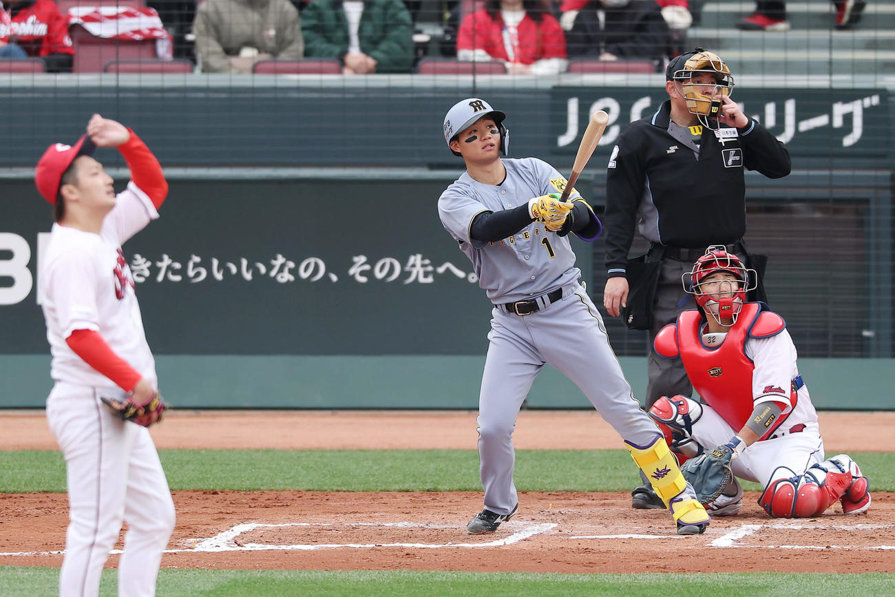 広島対阪神　6回表阪神2死二塁、逆転の左越え2点本塁打を放つ森下。投手床田（撮影・前田充）
