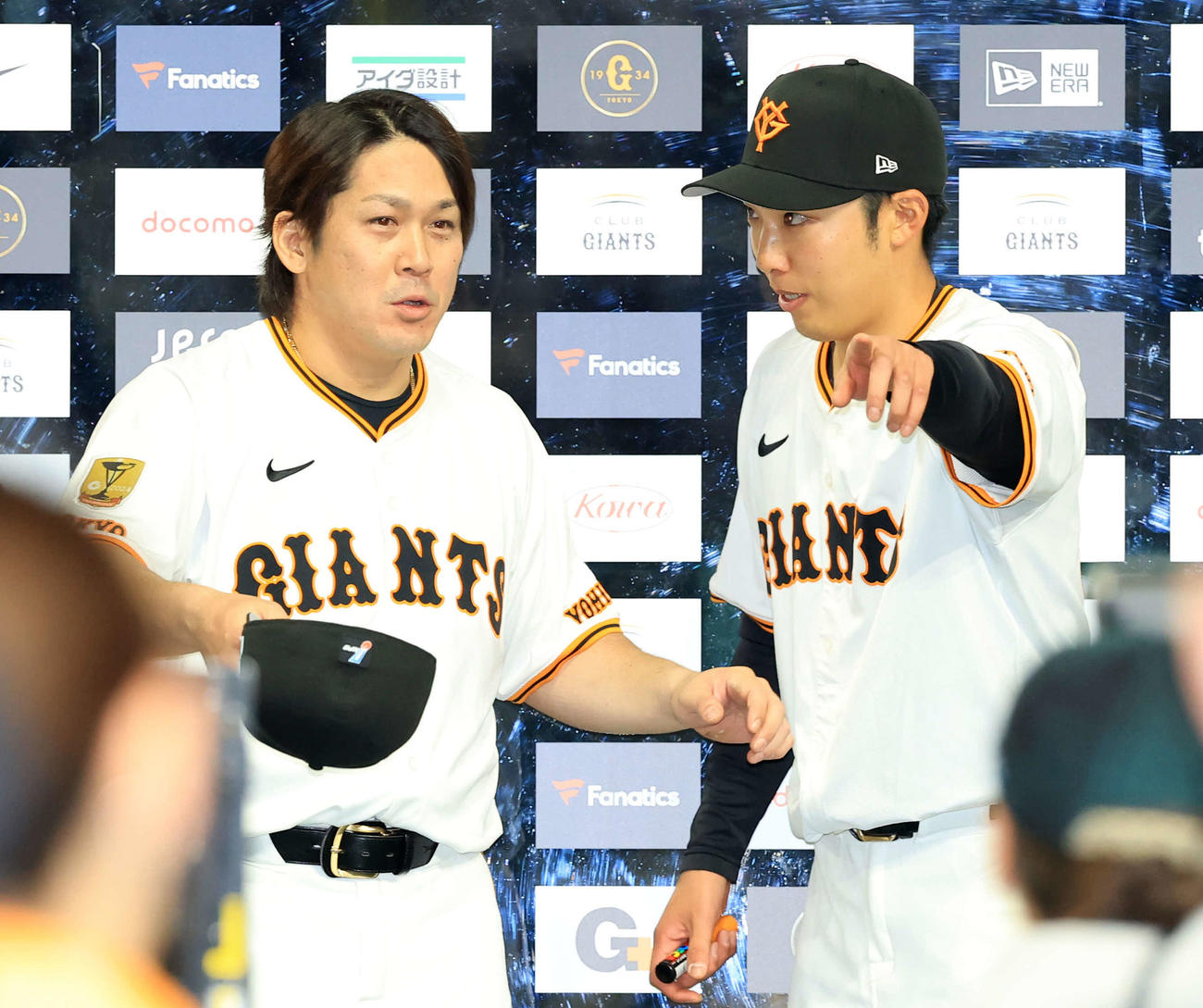 巨人対ヤクルト　ヒーローインタビュー後、サインボードに書く順を譲り合う巨人甲斐〔左）と赤星（撮影・浅見桂子）