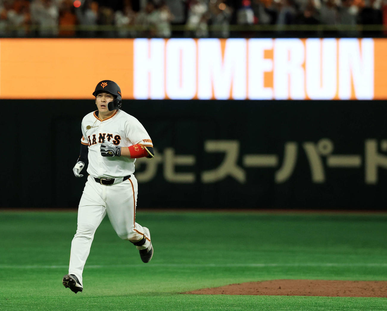 巨人対ヤクルト　4回裏巨人1死一塁、甲斐は2点本塁打を放ち、「HOMERUN」の文字を背にダイヤモンドを回る（撮影・浅見桂子）