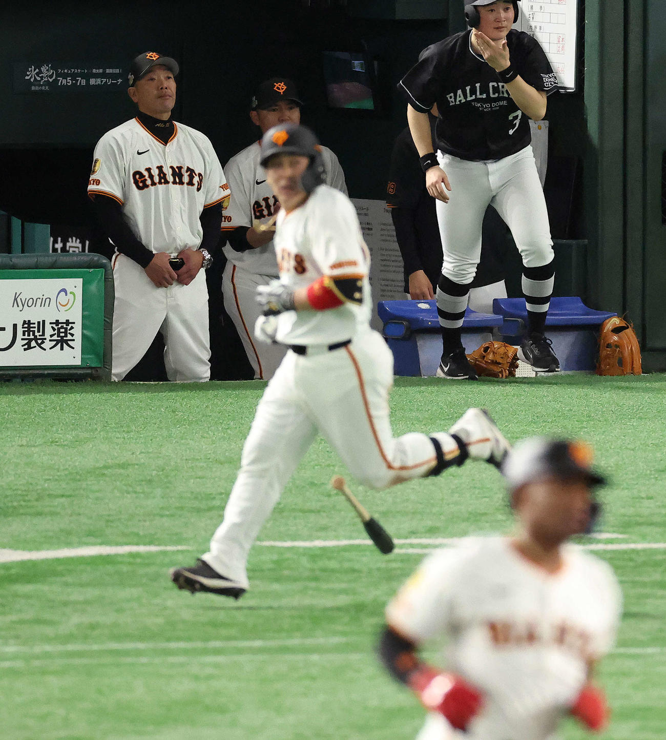 巨人対ヤクルト　4回裏巨人1死一塁、甲斐の放つ左越え2点本塁打の打球を見守る阿部監督（左）（撮影・河田真司）